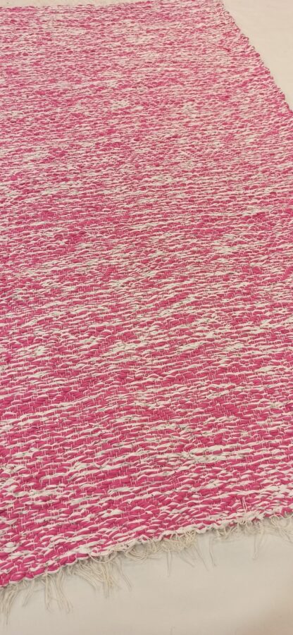 Risttoimses koes roosa-valgekirju kaltsuvaip