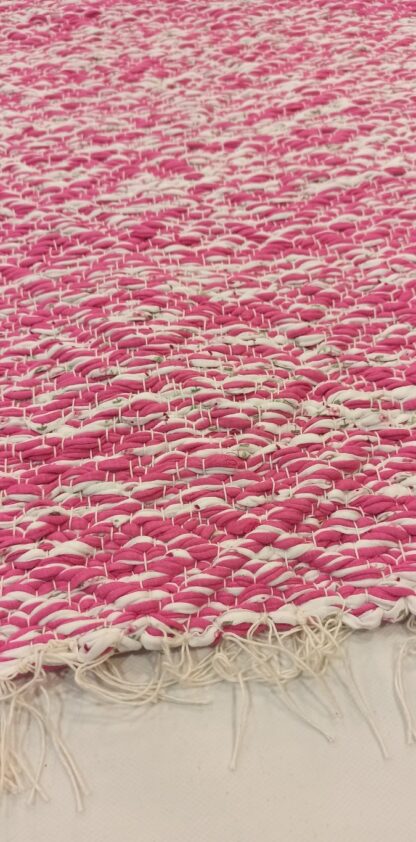 Risttoimses koes roosa-valgekirju kaltsuvaip