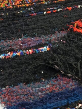 Narmaskoeline villane kaltsuvaip, mis kootud kangaste ultusäärtest