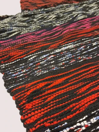 Kaltsuvaip musta, sinise ja punasetriibuline