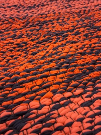 Punase, musta ja roosaga puuvillane kaltsuvaip