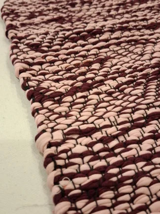 Heleroosa ja kirsipunane kaltsuvaip