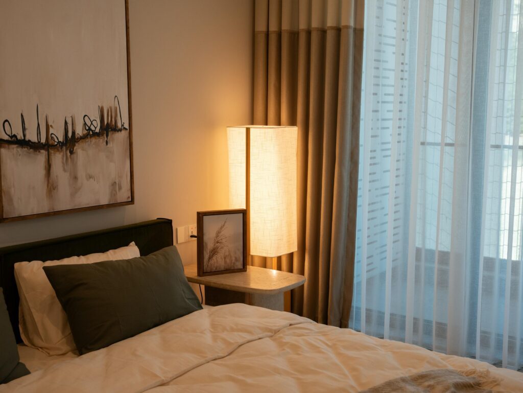 Hämar magamistuba, drapeeeritud kardinad