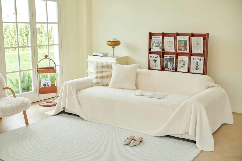 Hele interjöör, pleediga kaetud diivan